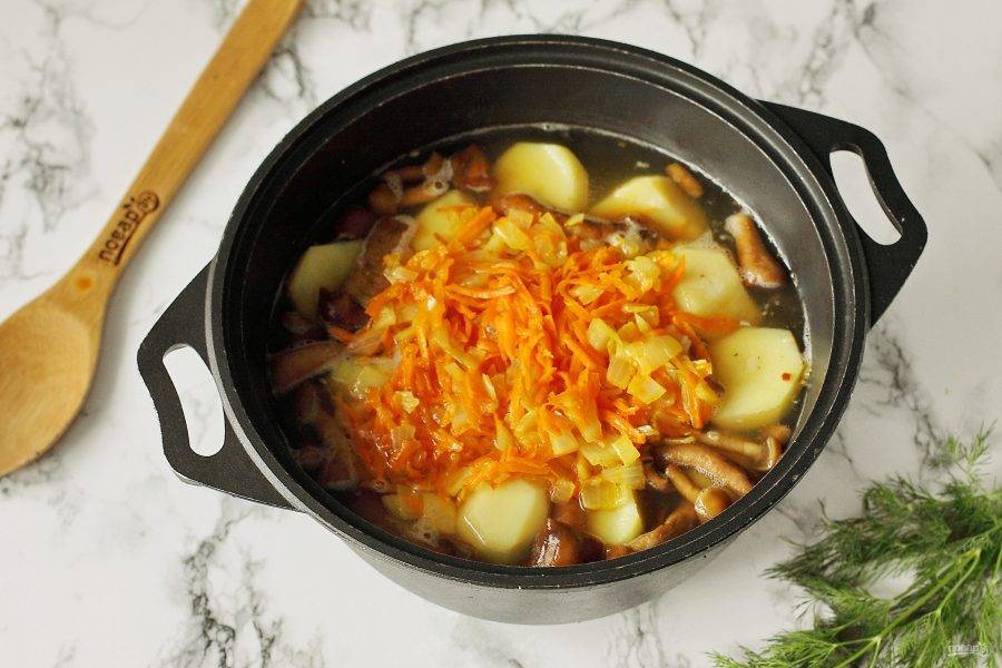 Когда картофель будет почти готов, добавьте к нему содержимое сковороды.