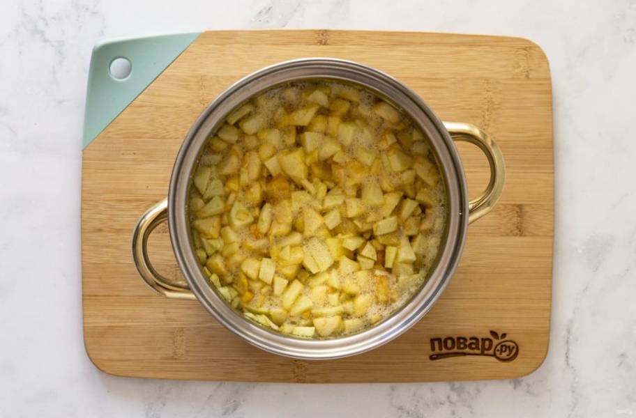 Переложите яблоки в кастрюлю, доведите до кипения и варите 10-15 минут. 
