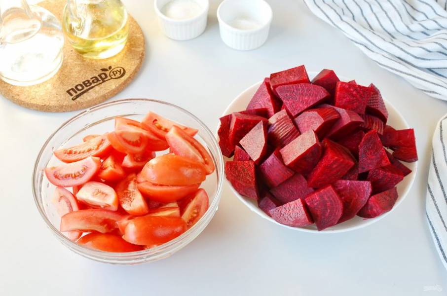 Вымойте и очистите все овощи. Порежьте помидоры на 4 части, свеклу небольшими кусочками, удобными для мясорубки.