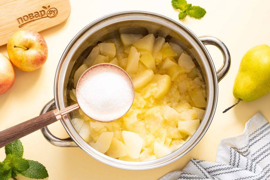 Добавьте сахар и лимонную кислоту.