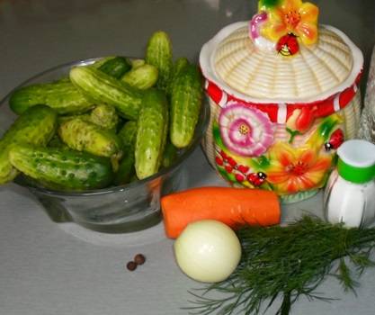 1. Вот так выглядит набор ингредиентов, необходимых по рецепту приготовления маринованных огурцов с морковкой на зиму. 