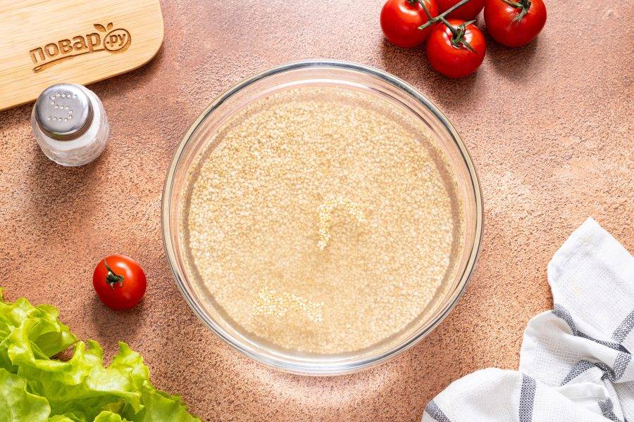 Киноа замочите на ночь в воде.