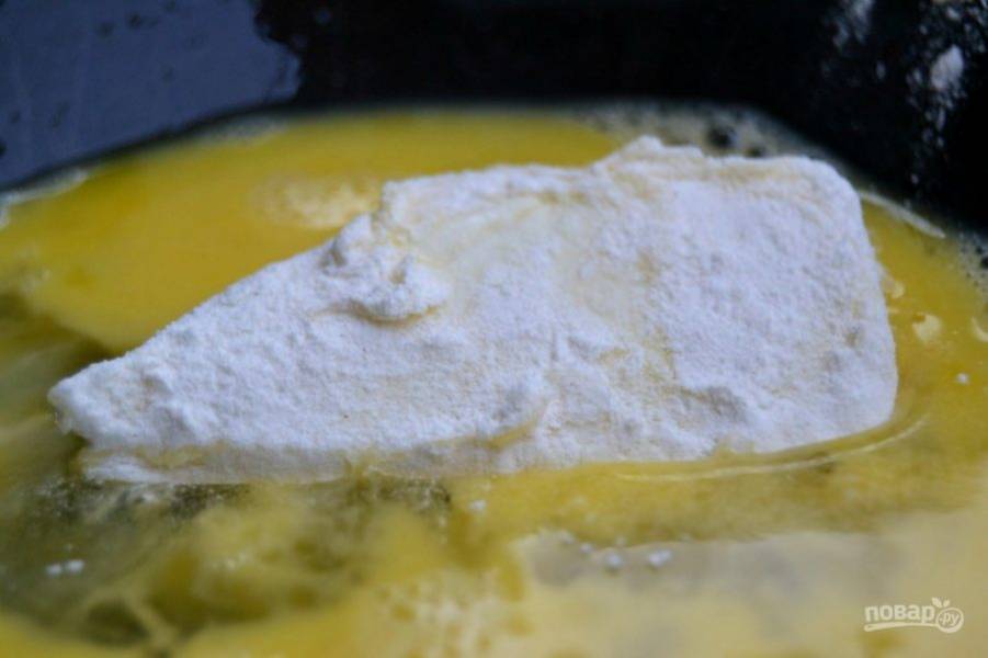 6.	Снова отправьте сыр в яичную смесь.