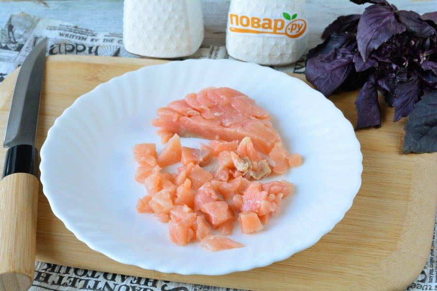 Нарежьте кубиками соленый лосось. Его можете купить или посолить самостоятельно.