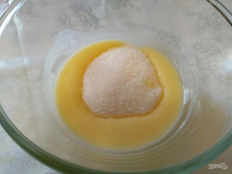 Растопите сливочное масло в микроволновке до консистенции сметаны (на это потребуется 15-20 секунд при максимальной мощности) и всыпьте сахар, размешайте.