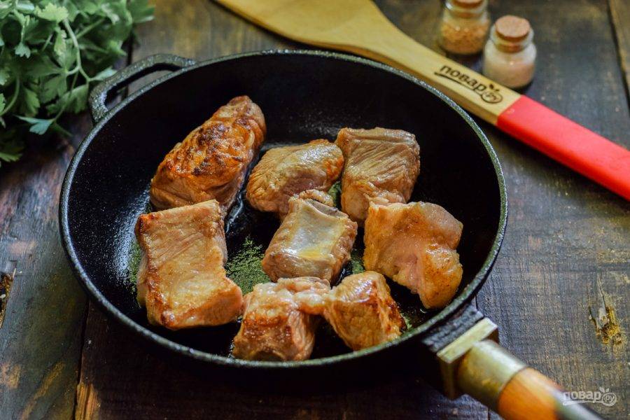 Сковороду разогрейте и выложите мясо. Жарьте ребра на высоком огне по 4 минуты с каждой стороны.