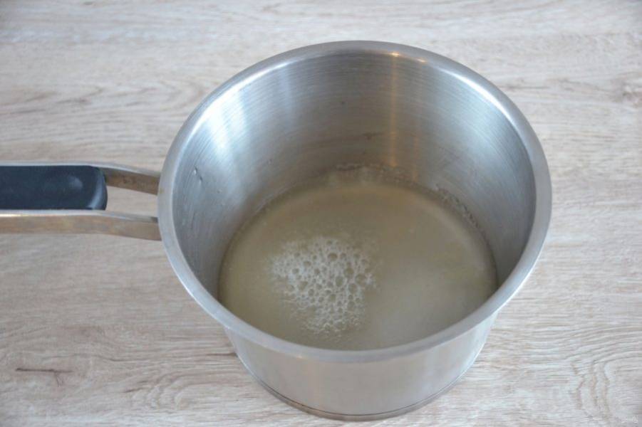 Замочите желатин в 160 мл. воды в соответствии с указаниями на упаковке, нагрейте до растворения желатина. Слегка охладите.