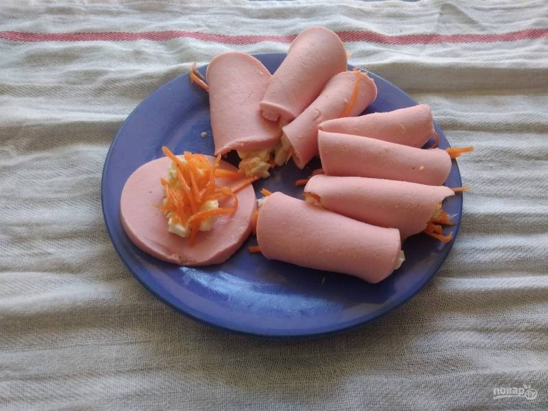 Закусочные рулетики с колбасой и сыром, пошаговый рецепт на ккал, фото, ингредиенты - Ириша