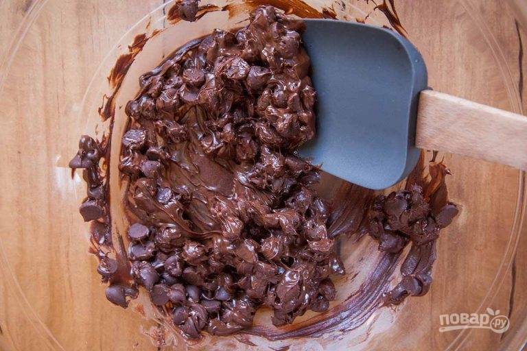 1.	Выложите шоколадную крошку в миску и отправьте ее в микроволновую печь на 30 секунд, затем достаньте и перемешайте.