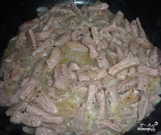 5. На сковороде растопить сливочное масло. Отправить туда промаринованное мясо и жарить на сильном огне. Мясо не должно сильно пускать сок, а лишь хорошо подрумяниться.