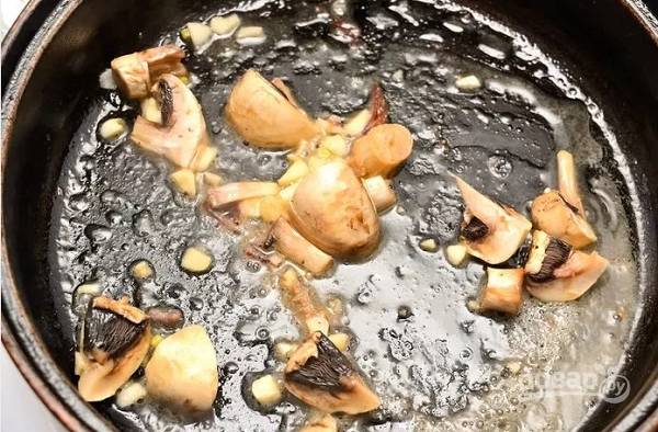 9. Выложите и обжарьте грибочки, помешивая, на среднем огне. Также можно добавить немного чеснока.