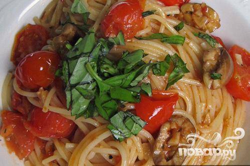 Спагетти с томатами и оливками в маслинном соусе