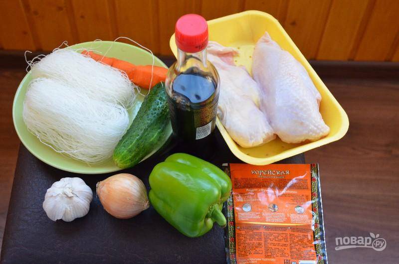 Все необходимые ингредиенты подготовьте. Овощи промойте и зачистите, курицу промойте под проточной водой.