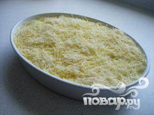 Накрыть вторым слоем картофельного пюре. И, наконец, добавить тонкий слой тертого сыра.