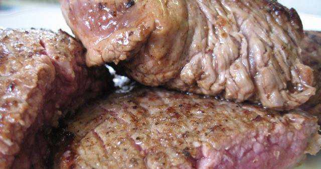 Мясо жарится от 3-х до 5-ти минут с каждой стороны, в зависимости от того, какая степень прожарки мяса вам больше нравится. Приятного аппетита!