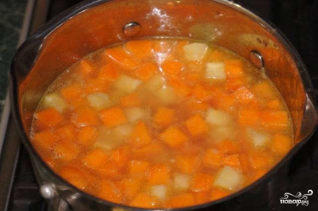 Рубим очищенные овощи - картошку, тыкву и сельдереевый корешок. Добавляем в кастрюлю и заливаем кипятком. Варим 20 минут до состояния готовности.