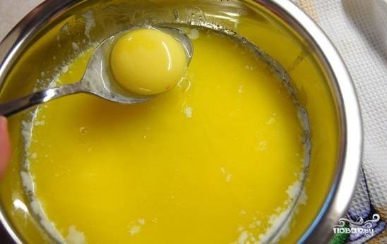 3. Масло остудите и по одному добавляйте к нему яйца, аккуратно перемешивая. 