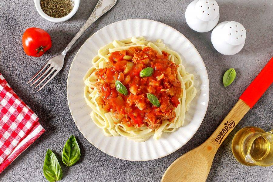 Выложите на тарелку пасту и сверху полейте томатным соусом. Приятного аппетита!