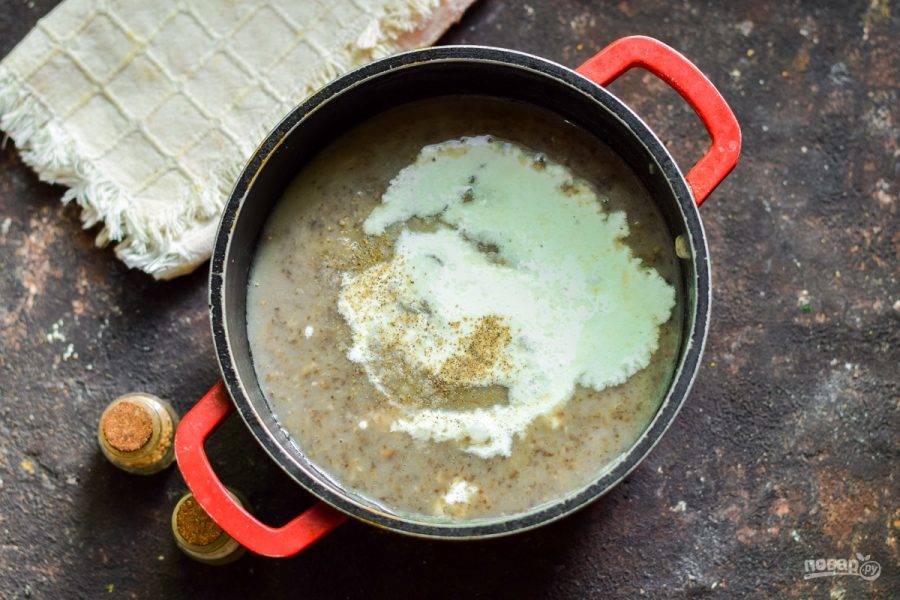 После измельчите все ингредиенты при помощи погружного блендера. Добавьте в суп сливки, проварите пару минут и снимите пробу, отрегулируйте вкус и подавайте блюдо к столу.