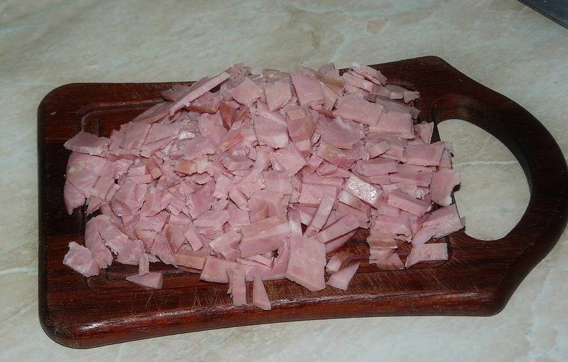 Нарезаем тонкими брусочками колбасу или ветчину.