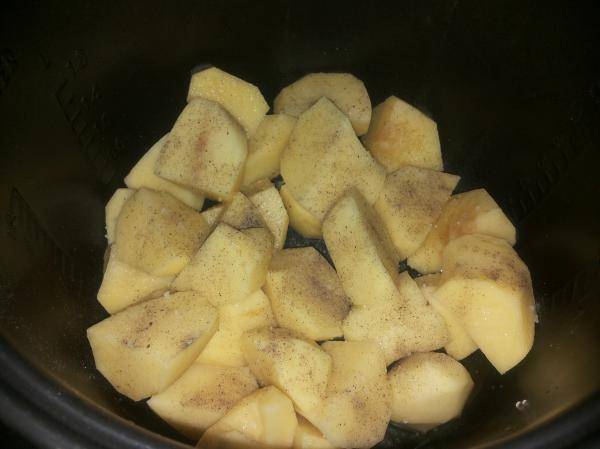 Тем временем чистим картофель и режем довольно крупно. Выкладываем в чашу мультиварки, солим и перчим. 