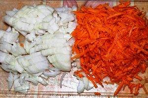 Лук порезать и натереть морковь.