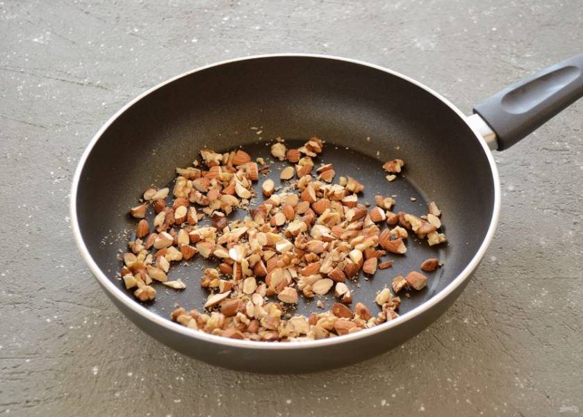 Порубите ножом орехи и обжарьте на сухой сковороде. 