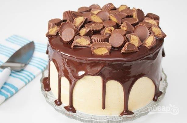 9.	Украсьте торт ранее подготовленными шоколадными конфетами. Готовый торт уберите еще в холодильник минимум на 1 час, а затем подавайте. 