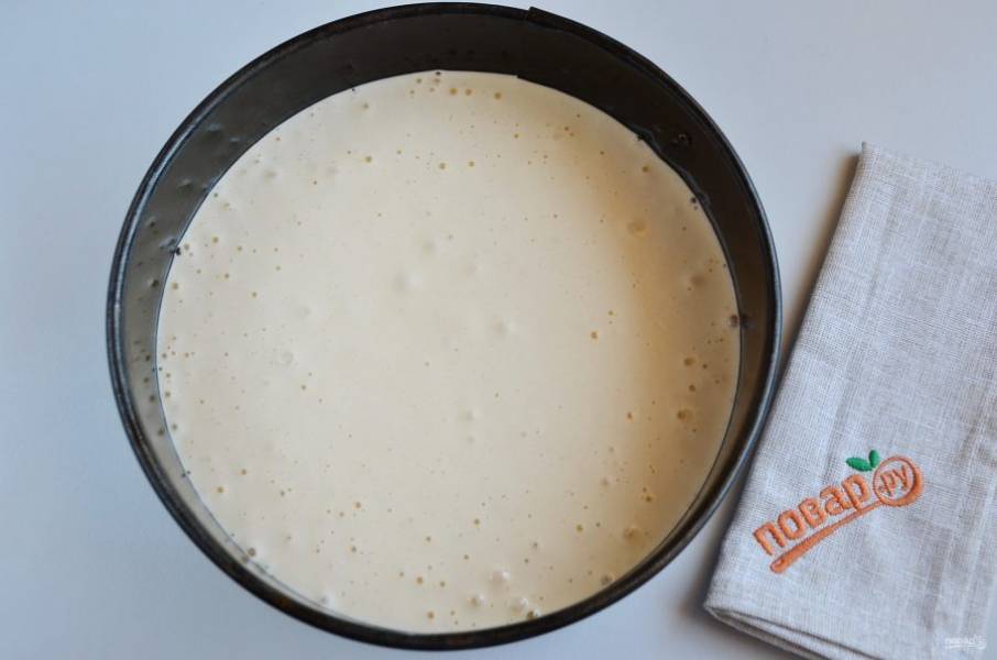 4. Смажьте форму маслом, застелите пергамент. Перелейте тесто. Накройте форму фольгой, это позволит вам испечь идеально ровный бисквит. Готовьте при 180 градусах минут 35-40.