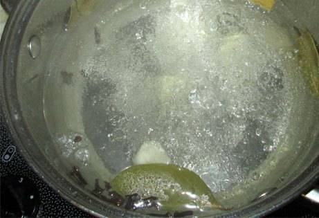 Кастрюлю с холодной водой ставим на огонь, на литр воды - 1 ст.л. соли и 1 ст.л. сахара, также кладем лавровый лист, гвоздику и несколько долек чеснока. Доводим до кипения и добавляем 1 ст.л. лимонной кислоты.