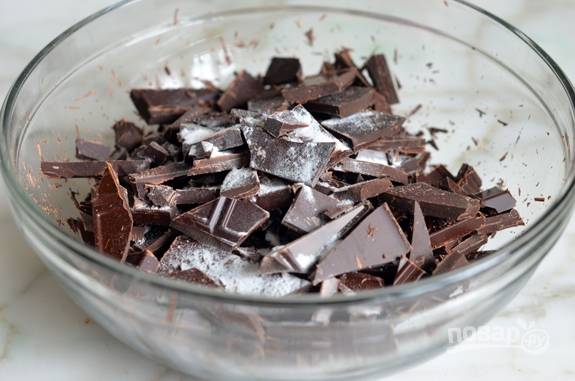 1. Шоколад разломайте и добавьте к нему соль, соду.