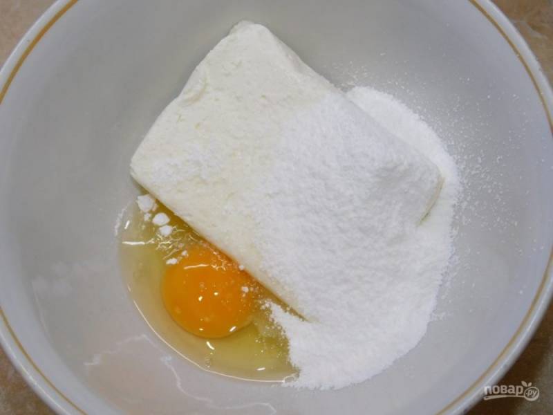 Для начинки перемешайте яйцо, творог и немного сахарной пудры.