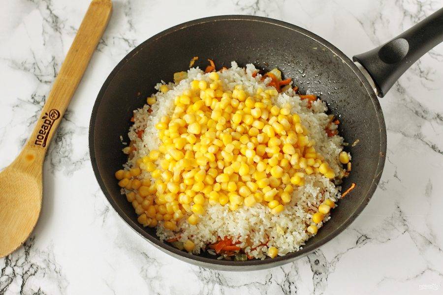 Добавьте промытый рис и кукурузу (с кукурузы предварительно слейте жидкость).