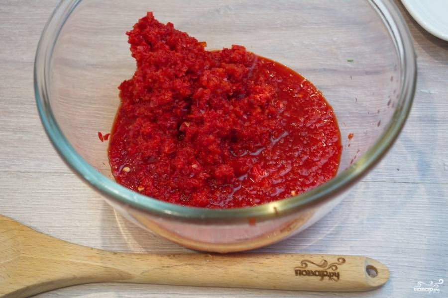 Для приготовления аджики из болгарского перца без помидоров нам необходимо пропустить через мясорубку или блендер очищенные перцы. Сделайте овощную пюреобразную массу.