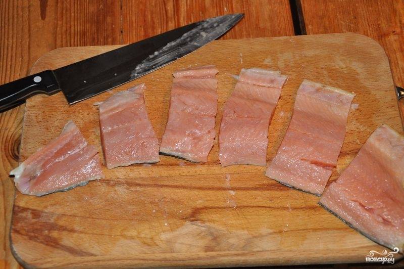 Нарежьте филе рыбы на небольшие кусочки.