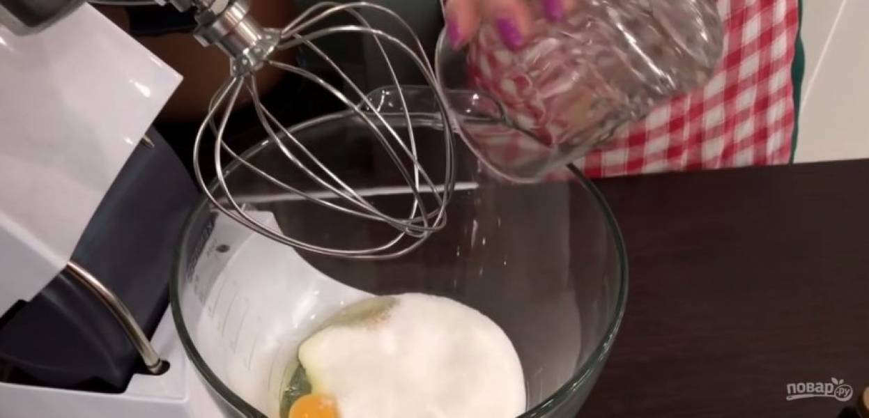 1. Яйца с сахаром и ванилью взбейте до устойчивой пены. Добавьте сметану 25%, смешайте. Просеянную муку и разрыхлитель добавьте к тесту, перемешайте. 