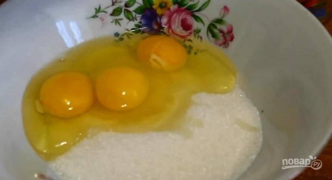 1. Для теста хорошенько взбиваем яйца с сахаром до однородности. Делаем это, пока сахар весь не растворится. Дальше соду гасим уксусом и добавляем сюда же, также всыпаем муку. 
