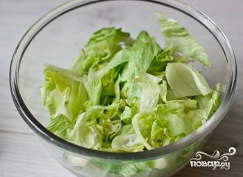 Крупно нарезаем салат и кладем его в салатник (если используете не айсберг - салат лучше нарвать руками).