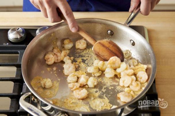 Креветки очистите, вымойте просушите, обжарьте минуты 4 на сковороде с каплей масла.