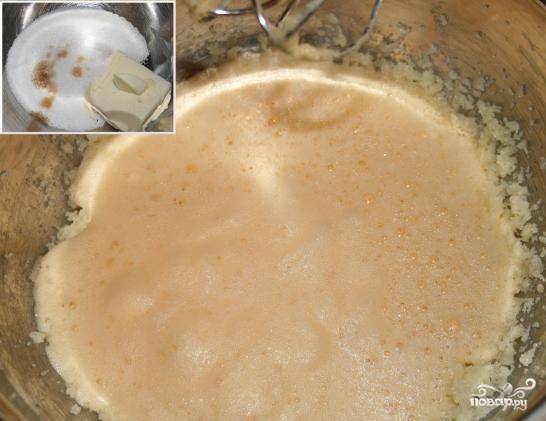 3. Добавляем размягченное сливочное масло, разрыхлитель и ванильный сахар. Начинаем замешивать тесто.