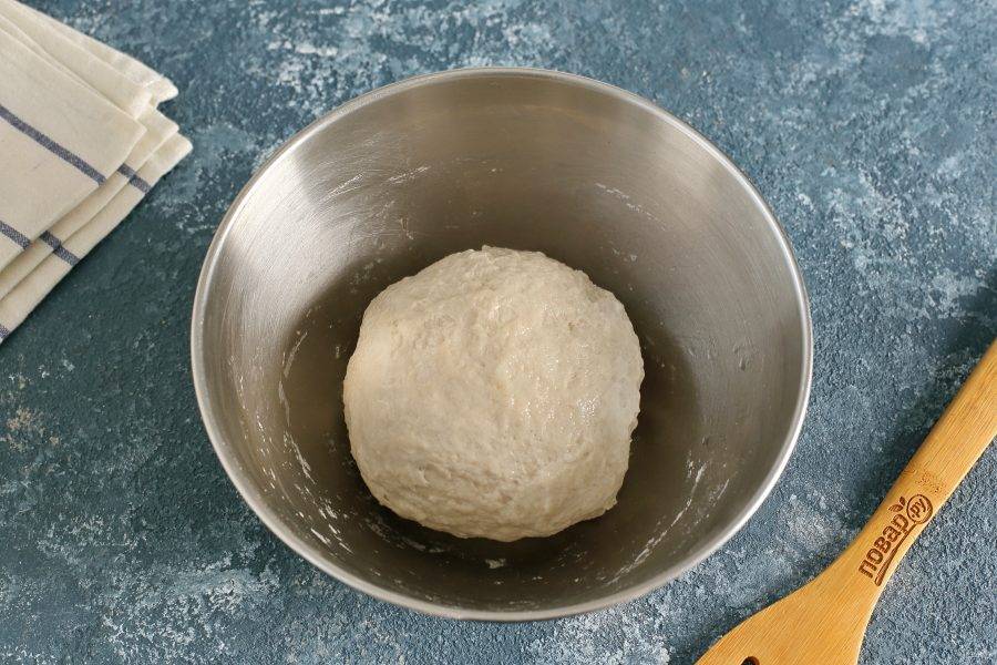 Соберите тесто в шар, смажьте маслом, накройте пищевой пленкой и оставьте в теплом месте на 1-1,5 часа.