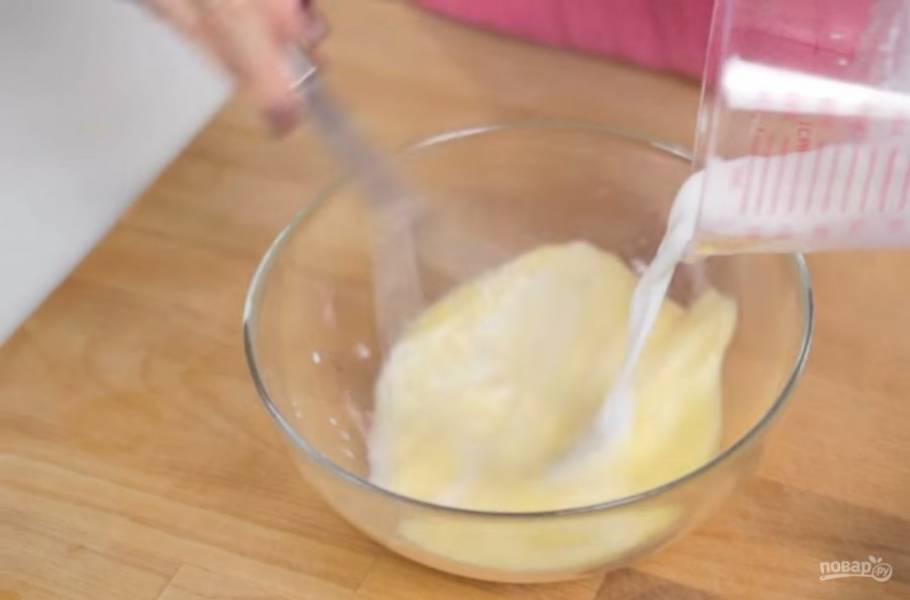 1. Приготовьте тесто для блинчиков: яйца слегка взбейте венчиком, добавьте сахар, кокосовое молоко, воду, охлажденное растопленное сливочное масло. Просейте муку с солью и хорошо перемешайте. 