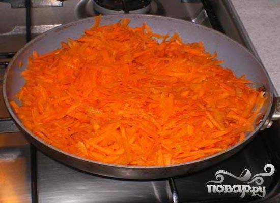 2.	Очищаем морковь и на крупной терке ее натираем. Обжариваем на сковороде в растительном масле.