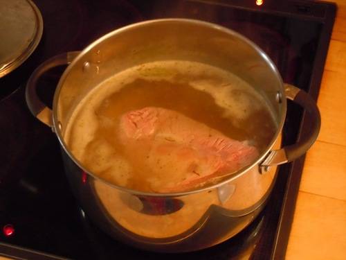 1. Ставим отвариваться говядину в подсоленной воде с шафраном и лавровым листиком.