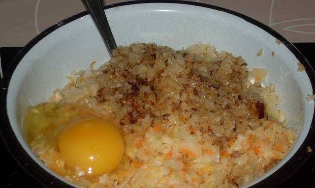 5. Теперь, - все остальное, - яйца и обжаренный лук со сковородки. Я еще в сезон люблю добавлять свежую рубленную зелень. 
