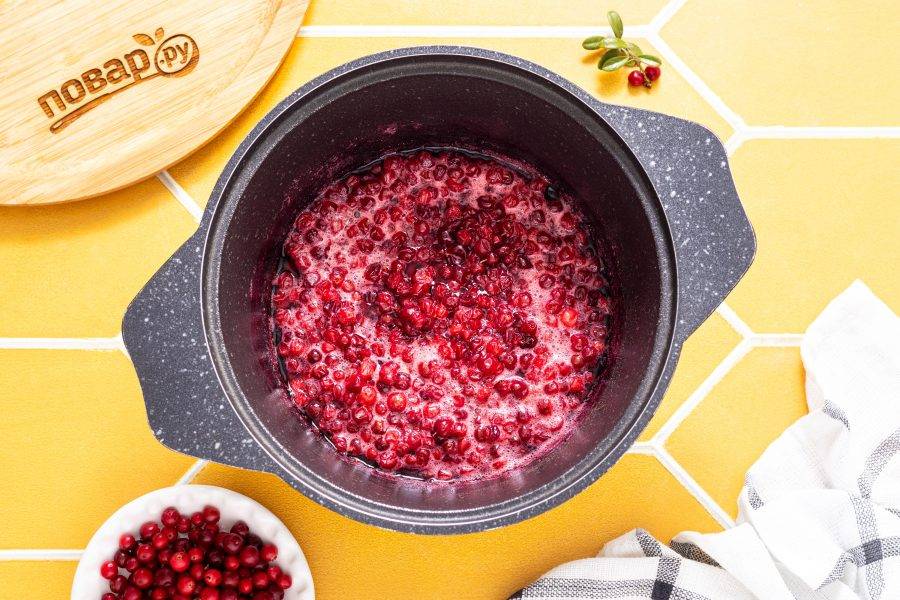 Доведите до кипения и варите 5-7 минут, чтобы ягода лопнула и пустила сок.