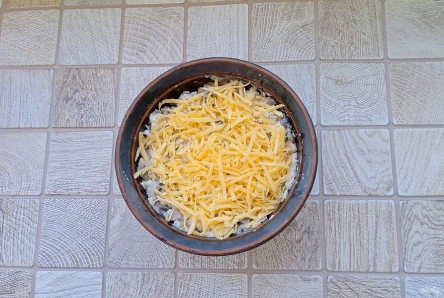 Посыпьте сверху тертым сыром.