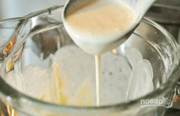 Растопите сливочное масло в микроволновке, смешайте с молоком и яйцами. Затем влейте это к муке с солью и замешайте тесто без комочков. Добавьте мелко тертую цедру или масло апельсина.