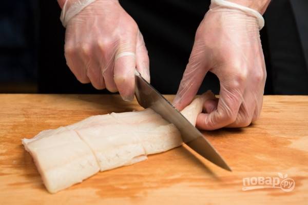 2. Острым ножом нарежьте филе порционными кусочками. Параллельно сварите вкрутую и остудите яйца. 