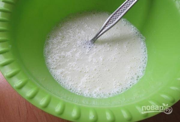 2. Молоко, масло, сахар, соль и соду соедините в глубокой мисочке и перемешайте. 